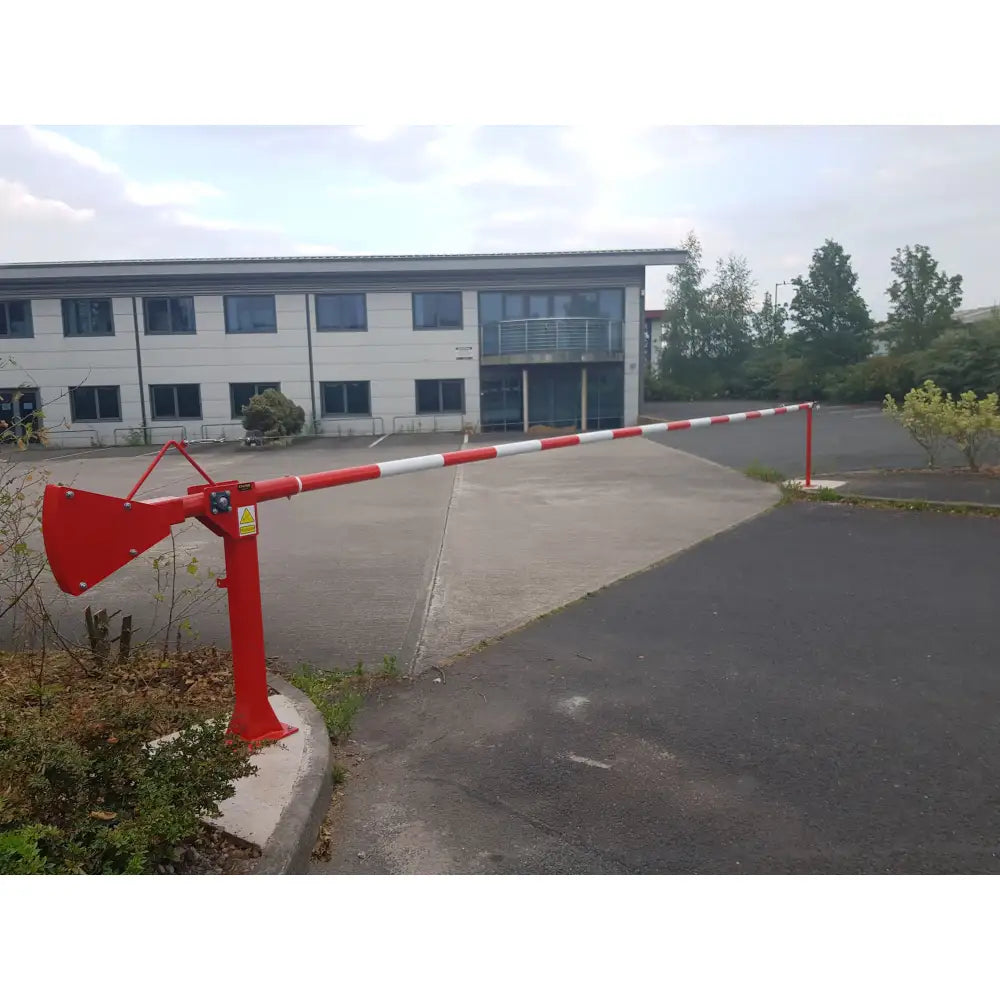 Manual raise arm barrier