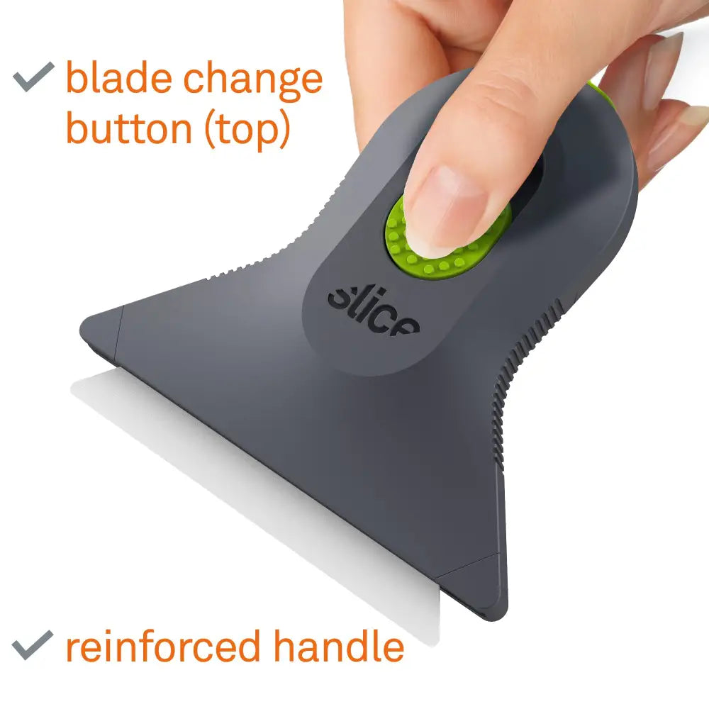 Slice auto-retractable small scraper