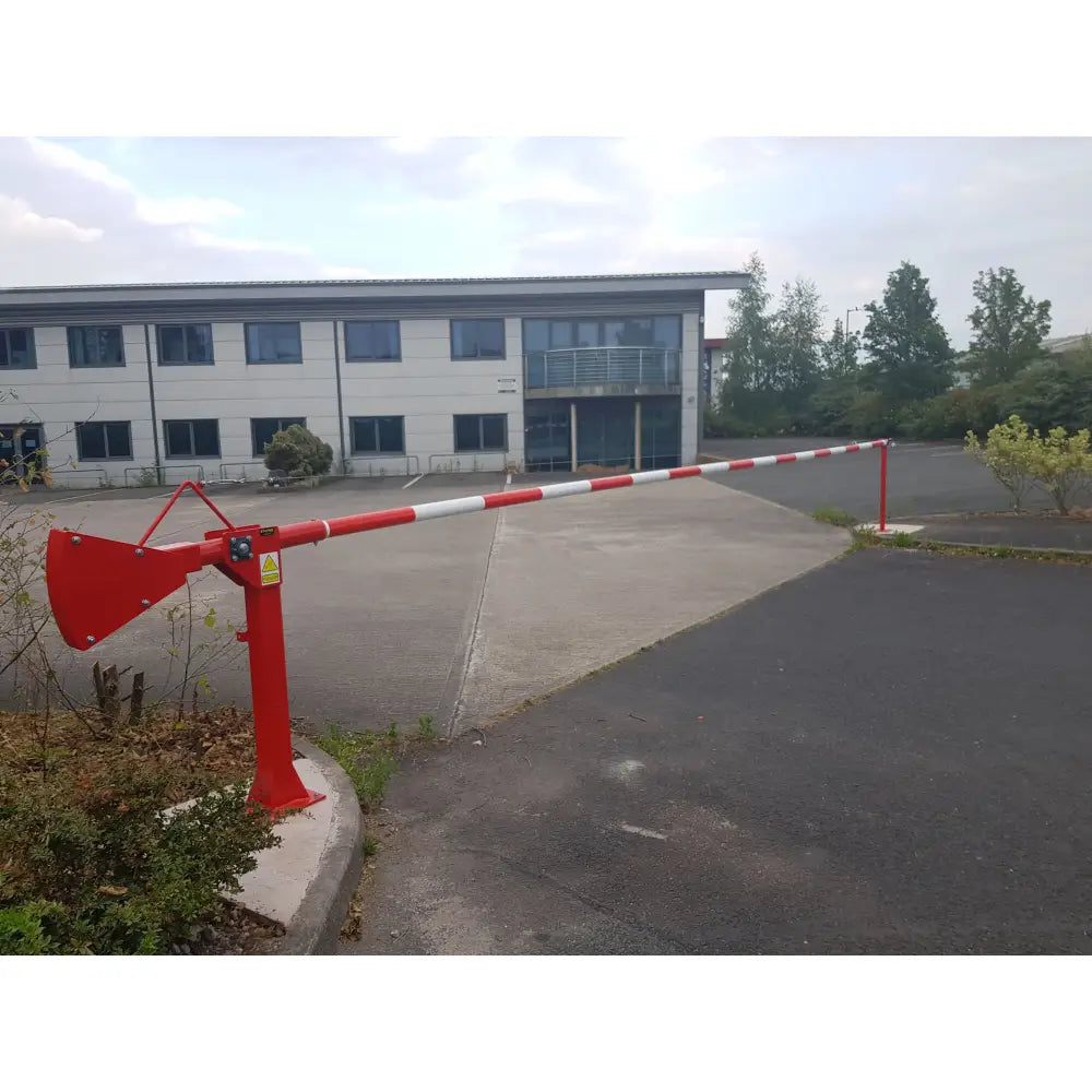 Manual raise arm barrier